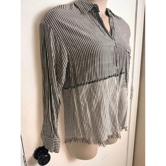 Entro Woman’s button up stripe long sleeve with fringe and front pocket size lar - Picture 2 of 9